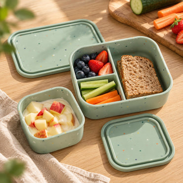Terrazzo lunchbox saliegroen gevuld met boterham, fruit en groente