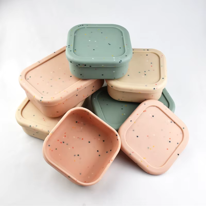 Terrazzo lunchboxen gestapeld in saliegroen, perzik en beige