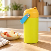 RVS drinkfles geel op de keukentafel