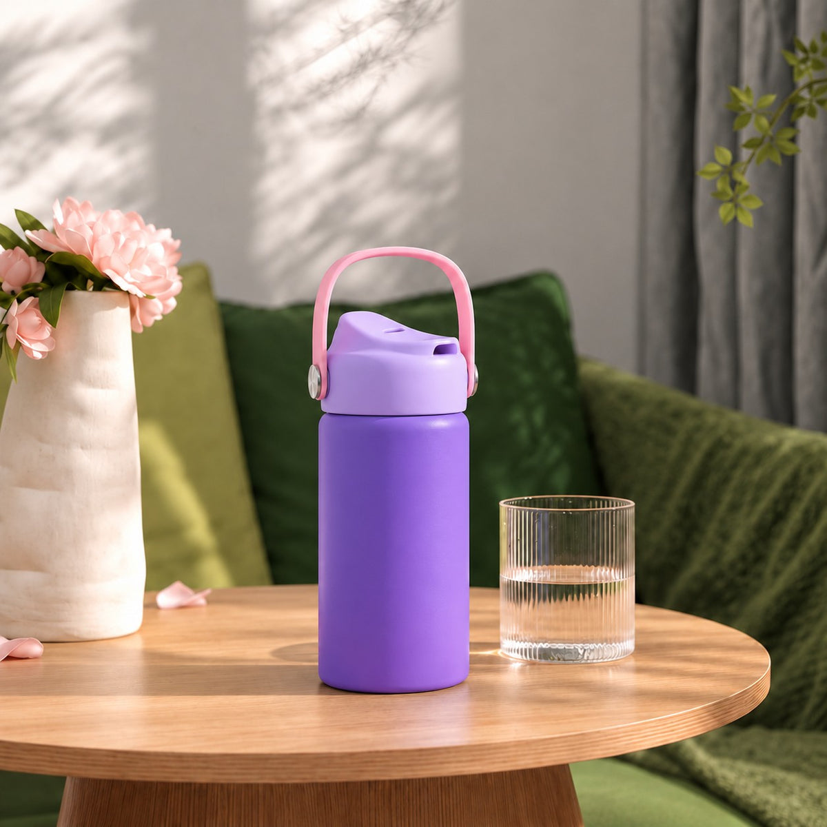 RVS drinkfles paars op een houten bijzettafel