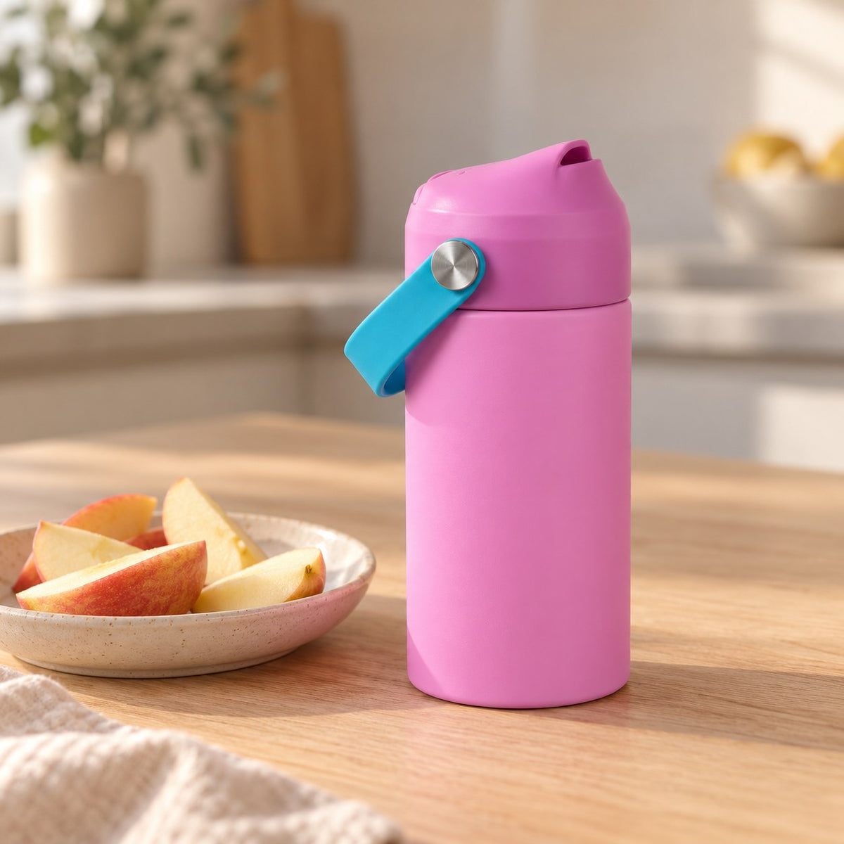 RVS drinkfles roze op de keukentafel