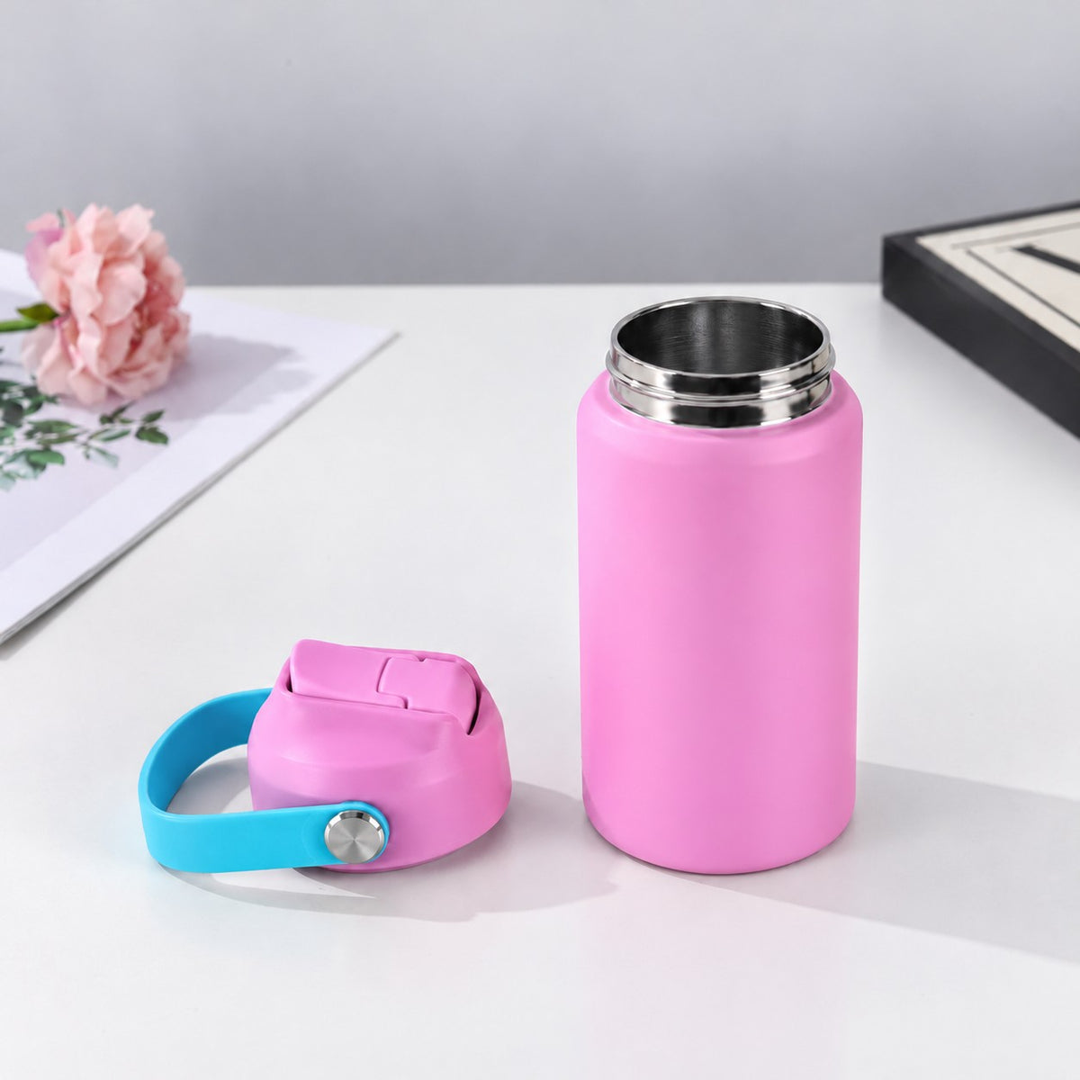 RVS drinkfles roze open met RVS binnenrand en dop met handvat ernaast