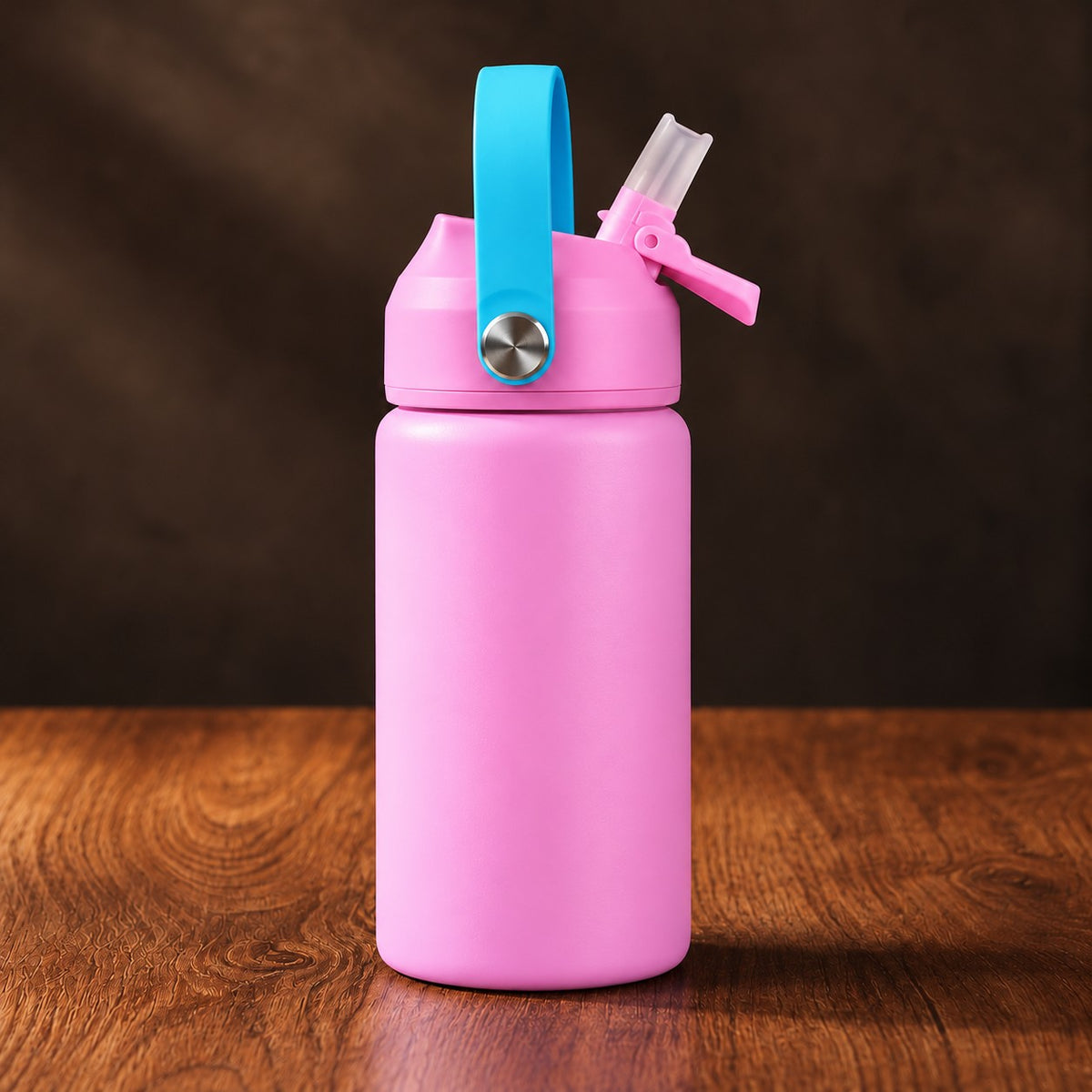 RVS drinkfles roze met open rietje op donker hout