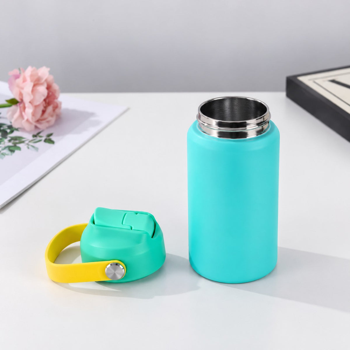 RVS drinkfles turquoise open met RVS binnenrand en dop met handvat ernaast