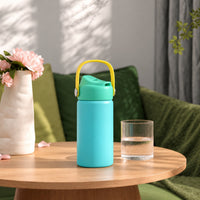 RVS drinkfles turquoise op een houten bijzettafel