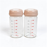 Twee glazen moedermelk bewaarflesjes 180 ml met perzik dop
