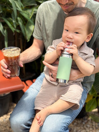 Peuter drinkt uit de Pura thermos rietjesfles Moss