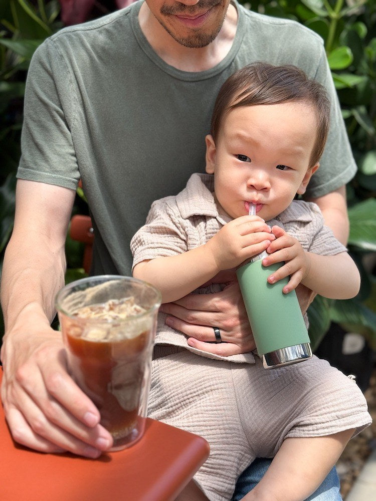 Peuter op schoot met de Pura thermos rietjesfles Moss