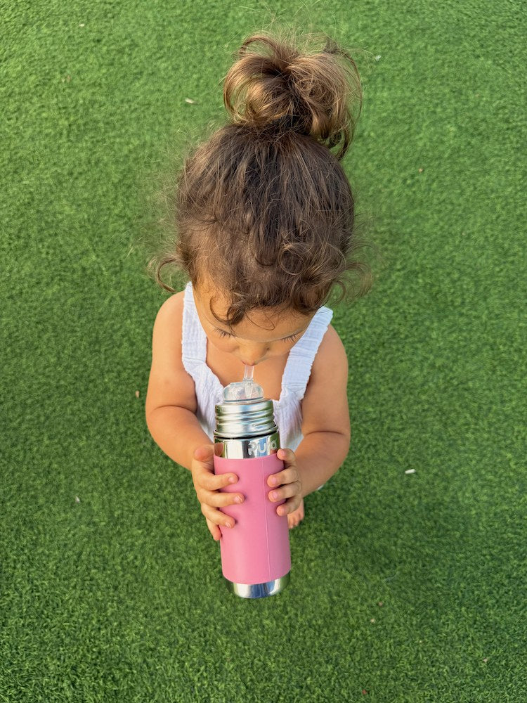 Peuter met de Pura thermos rietjesfles Rose